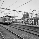 824740 Afbeelding van de zomerdrukte met reizigers op het perron van het N.S.-station Valkenburg, met langs de perrons ...